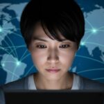 コードネームアナスタシアをどこで読めるか探している読者が、オンラインでコンテンツを閲覧している様子。