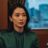 富裕層向けの豪華な邸宅内で、真剣な表情で座る日本人女性のポートレート。この画像は、「大富豪のバツイチ孫娘 どこで見れる」というショートドラマの物語性を示唆しており、無料視聴方法を探している視聴者の興味を引きます。