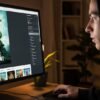 映画FINLEYはどこで見れるかを探している人がパソコンを操作する様子。検索画面と映画のポスター。
