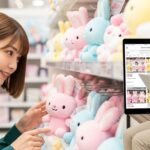 店舗でふんばるずを探す女性と、通販サイトで購入を検討する男性。ふんばるずはどこで買えるか、実店舗とオンラインでの購入方法を紹介しています。
