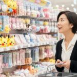 店舗でジェオチャムグッズを探す女性。キャラクターグッズが並ぶ棚を熱心に見ている。