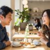 マッチングアプリの初デートでカフェを訪れた楽しそうな男女。場所選びの重要性が伝わる一枚。